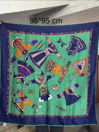Foulard Fendi vintage en soie 95*95 cm