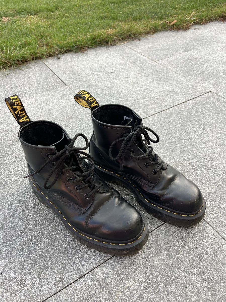 Dr. Martens Scarpe da donna: Dr. Martens black leather boots  – Usato da Unterseen venduto da kellyrochin 5