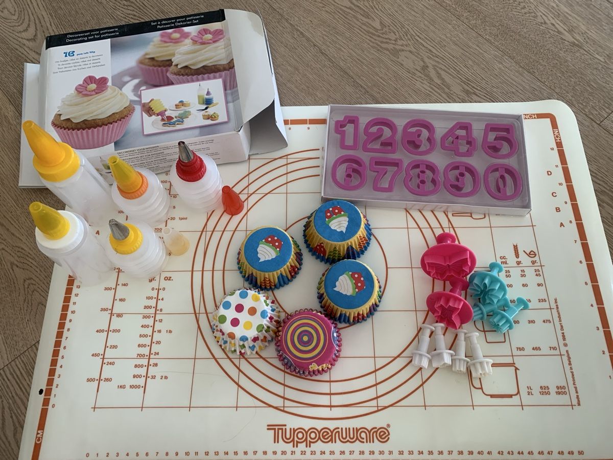 Bastelsets: Decorating Set Cupcake Cookie Cutter Numbers Stamps Molds  – Gebraucht aus Immensee von vgitter