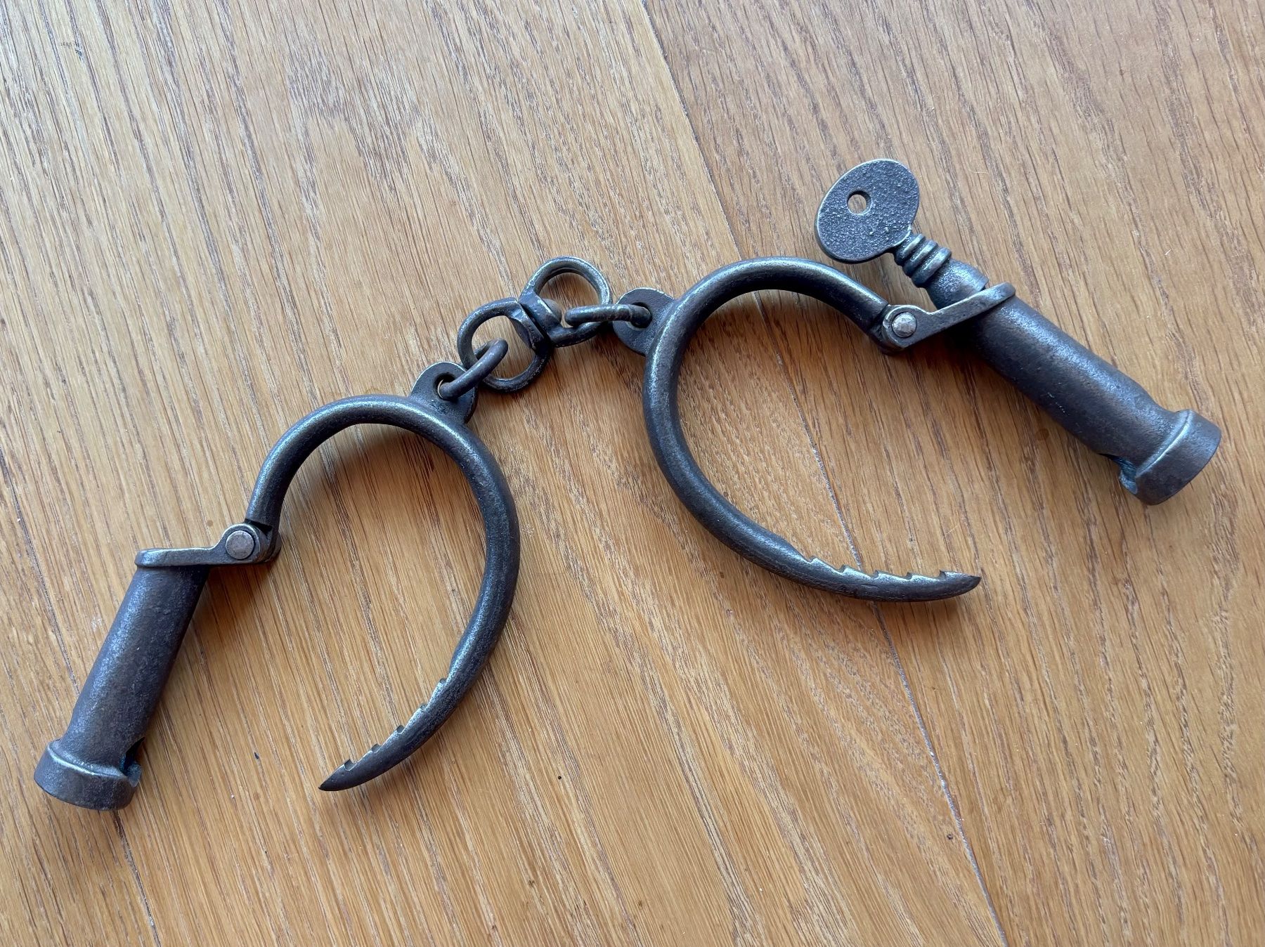 Sonstiges für Firmenanlässe & Parties: Originale antike geschmiedete Handschellen, Handfesseln – Gebraucht aus Lüchingen von Eeizo 6