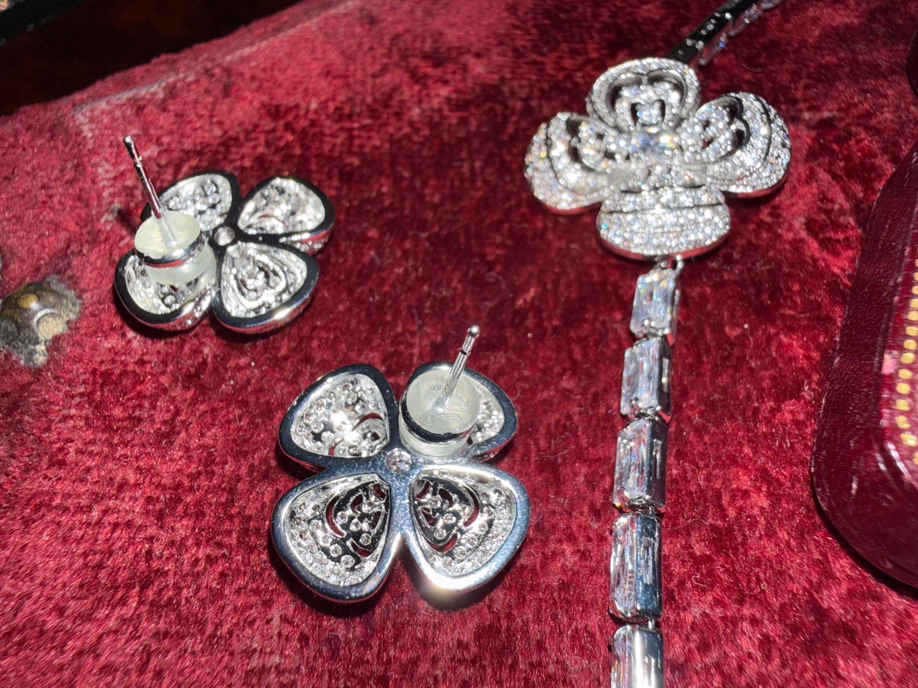 Altri gioielli: Ensemble de bijoux trèfle à quatre feuilles – Nuovo e nell'imballaggio originale da St-Maurice venduto da Sandrinette123 4