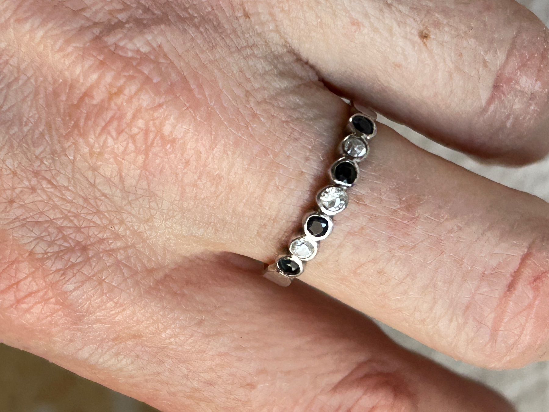 Ringe: Silberring mit schwarzen und weissen Steinen Gr. 58 – Gebraucht aus Laufen von belleskulptur 3