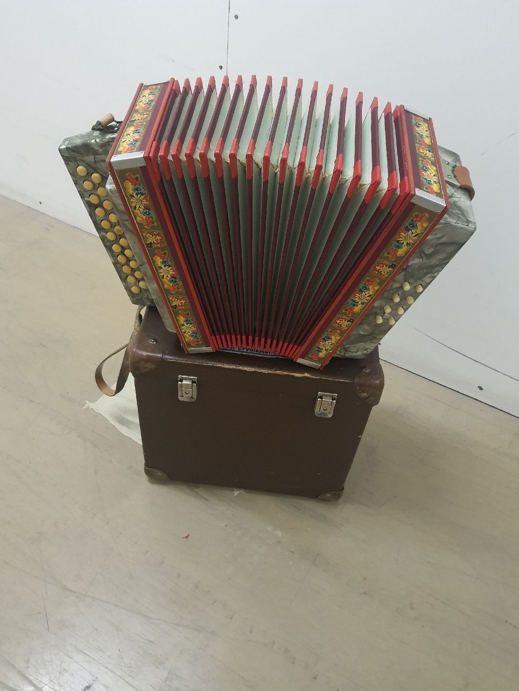 Strumenti musicali: schwyzerorgeli 8 basses – Usato da Pont-de-la-Morge venduto da Mirabelle0 3
