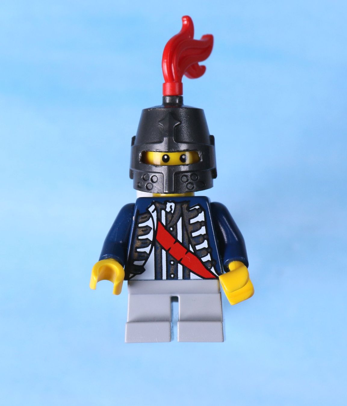 Lego Spielzeuge: Lego Minifigur Red Sash, Helmet Closed, Light Bluish – Gebraucht aus Hettlingen von Scholi99