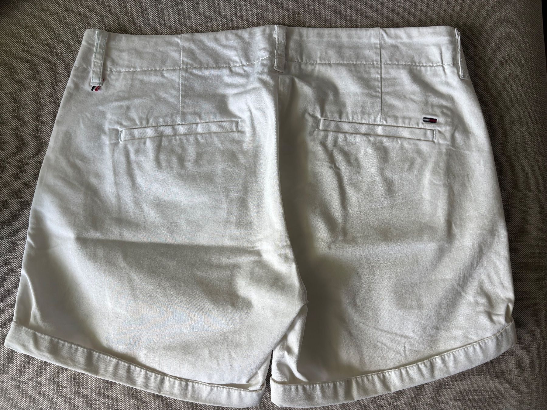 Tommy Hilfiger Pantaloni: HILFIGER Denim Shorst, Gr. 27, weiss – Usato da Zürich venduto da ritschi37 2