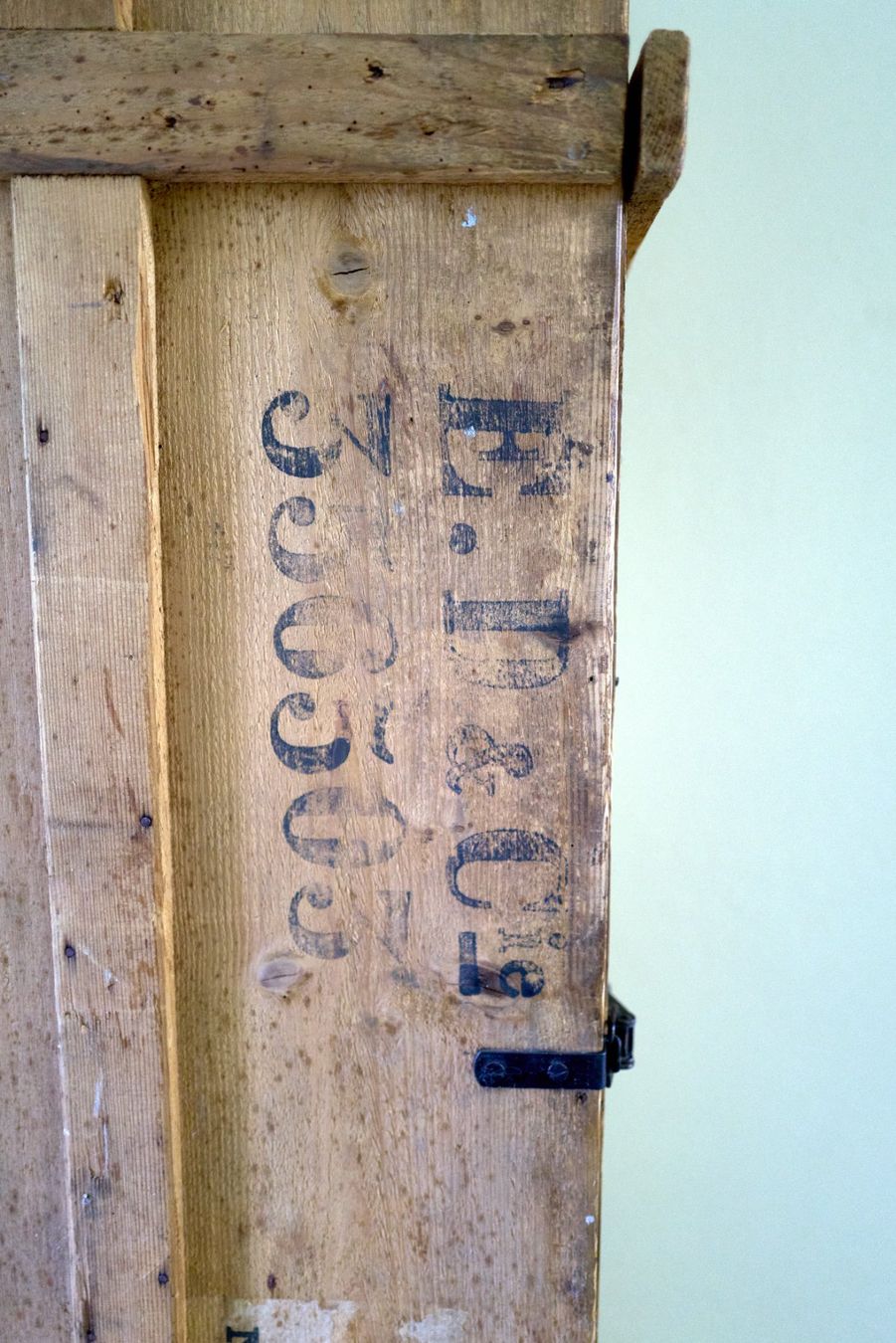 Armadi: Ancienne caisse industrielle Dubied transformée en armoire – Usato da Neuchâtel venduto da p_b_vdv7 5