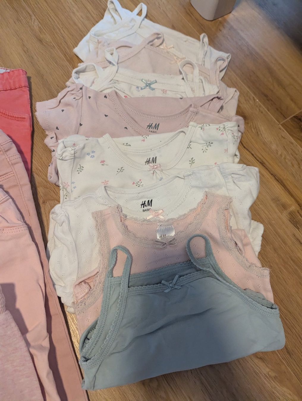 Lotti & Set di vestiti: Vielfältiges Mädchen Kleiderpaket Gr. 80 – Usato da Herisau venduto da Purdon01 5