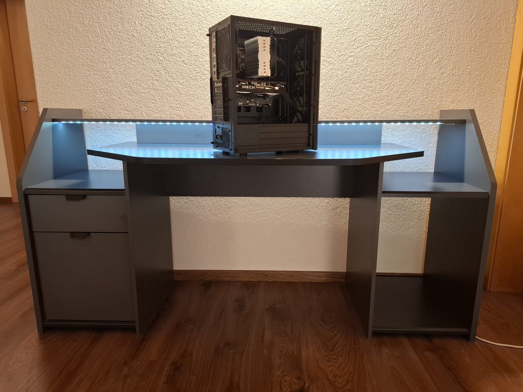 PC: Gaming PC inklusive Gaming Schreibtisch – Usato da Ulrichen venduto da keks08