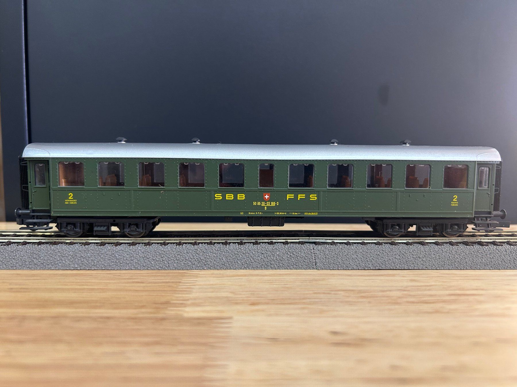 Roco Modelleisenbahnen: Roco Stahlwagen 2. Klasse – Gebraucht aus Oberhasli von Eppe0