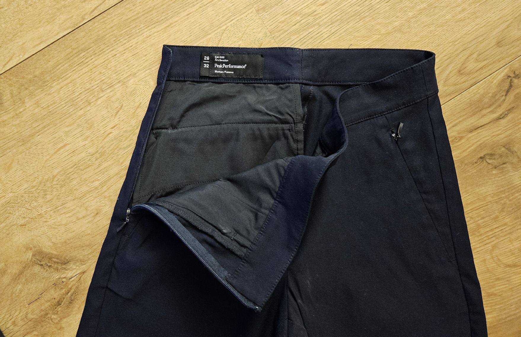 Peak Performance Pantaloni: Peak Performance Damen Hose Gr. 26/32, dunkelblau – Nuovo (secondo la descrizione) da Rhäzüns venduto da inf_rcj7 2
