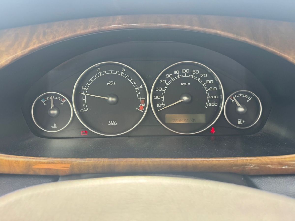 Jaguar Automobili: Jaguar X-Type 2.0D I4 CL – Difettoso da Sissach venduto da transporter16 9