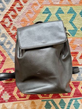 Matt & Nat Rucksack – Vegan Leather – Schwarz – ca. 30x39 cm