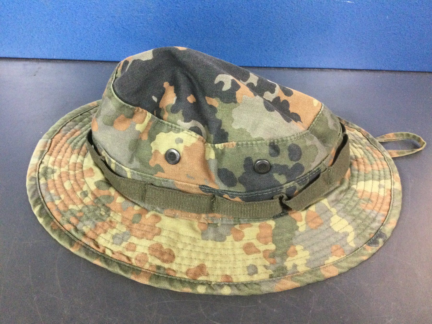 Stichwaffen: Gebrauchter Militärhut mit Tarnmuster Grösse 58/59 – Gebraucht aus Wangen SZ von kuriosum12 3