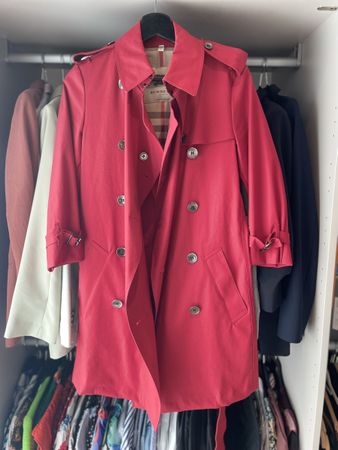 Trench Burberry rouge, comme neuf