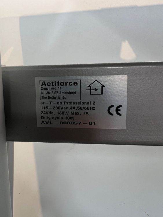Scrivanie: Sitz-/Stehtisch elektrisch höhenverstellbar aus Liquidation – Usato da Wangen an der Aare venduto da TBYN 5