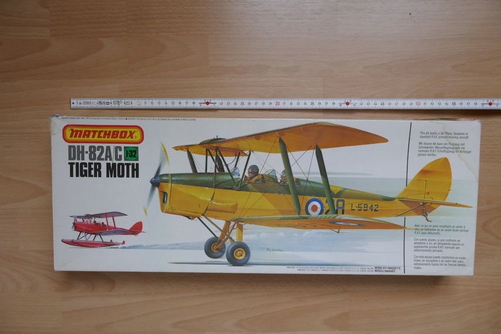 Een Blauw Tiger Moth-vliegtuig in De Lucht Redactionele Afbeelding
