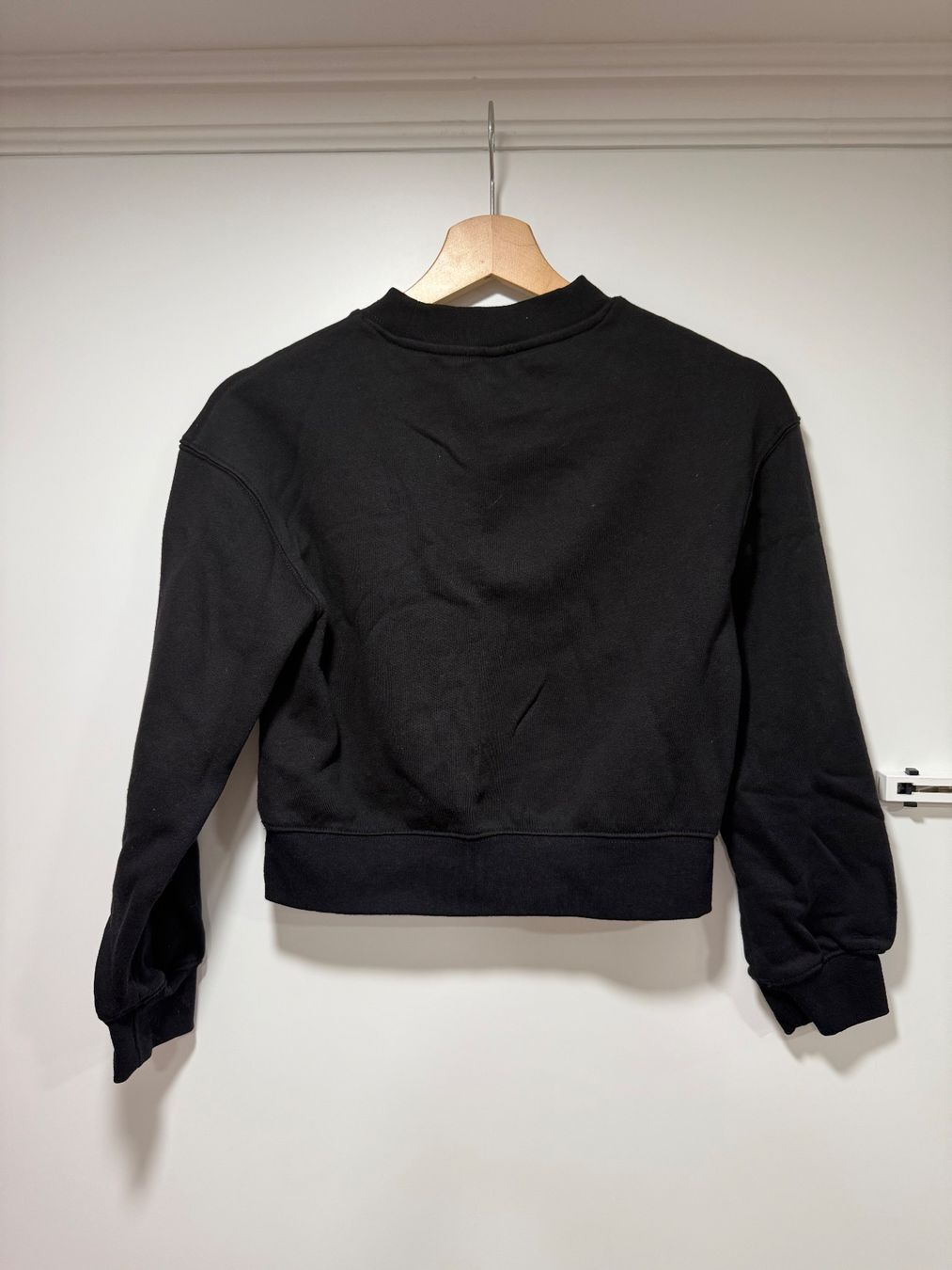 H&M Pullover & Sweatshirts: Schwarzer H&M Cropped Pullover, Top Zustand, Gr. XS – Gebraucht aus St. Gallen von kka_l9wg 1