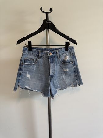 Short en jean taille 38, parfait pour l'été!