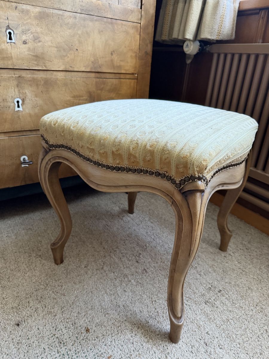 Hocker: Eleganter Polsterhocker – Gebraucht aus heiden von Himmelschtern 1