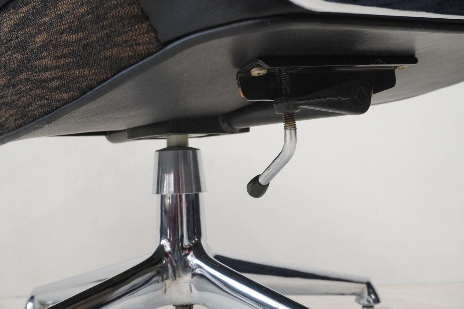Vitra Poltrone: Vitra Eames Lobby Chair ES104 nero – Usato da Bad Zurzach venduto da QLASSIQ 9