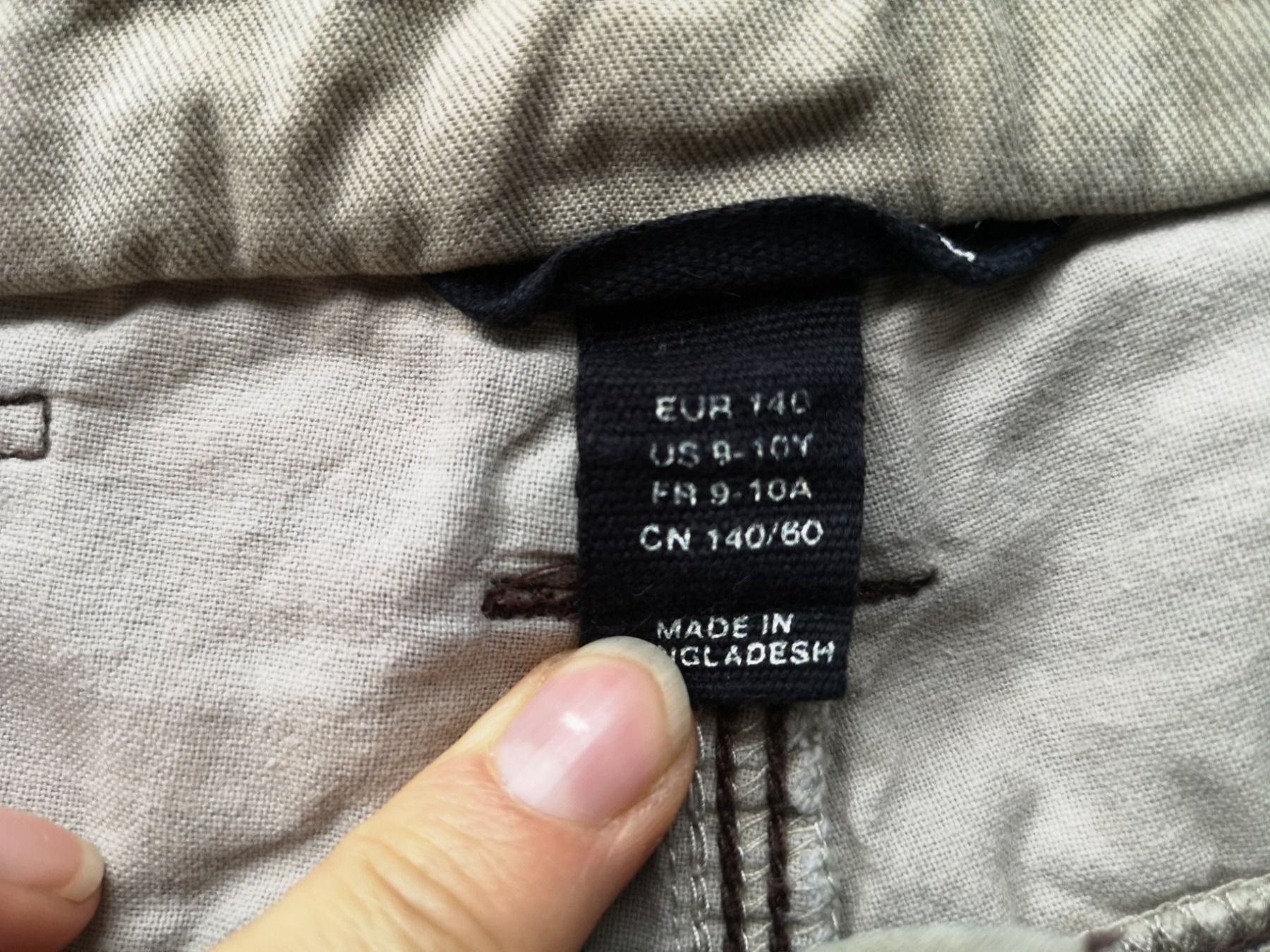 Pantalons: Coole kurze Jeans Gr. 140 – D'occasion à Arth par Africa44 2