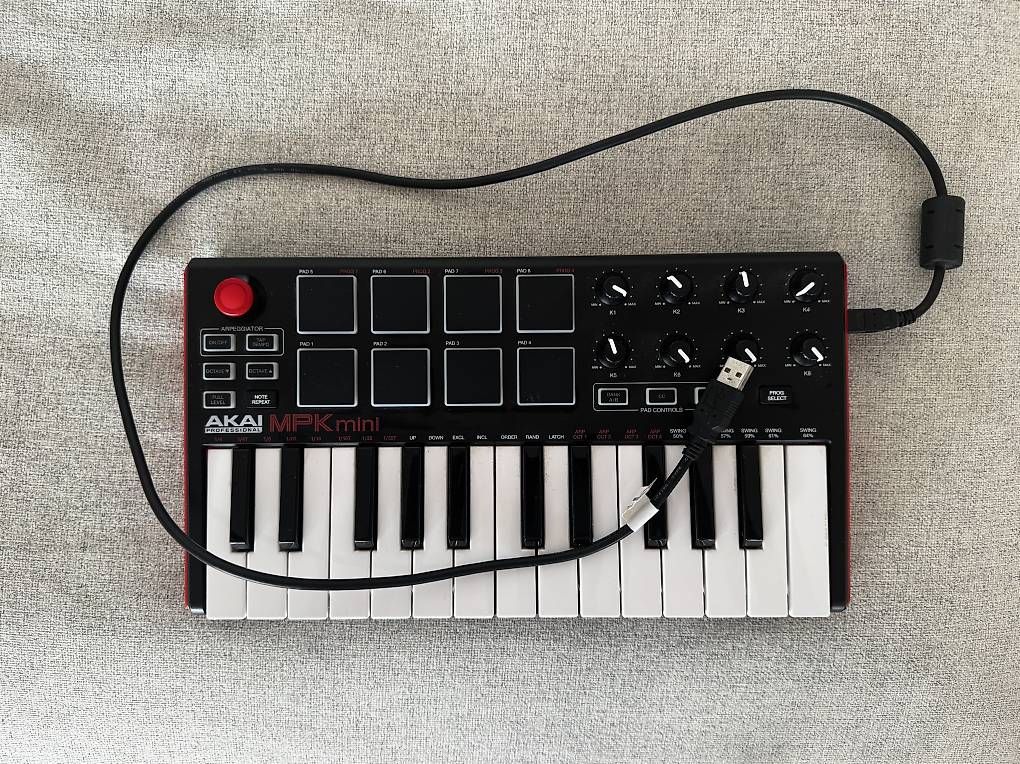 Strumenti musicali: AKAI Professional MPK mini  USB MIDI Keyboard / Controller – Usato da Oberengstringen venduto da ken_ndg7 1
