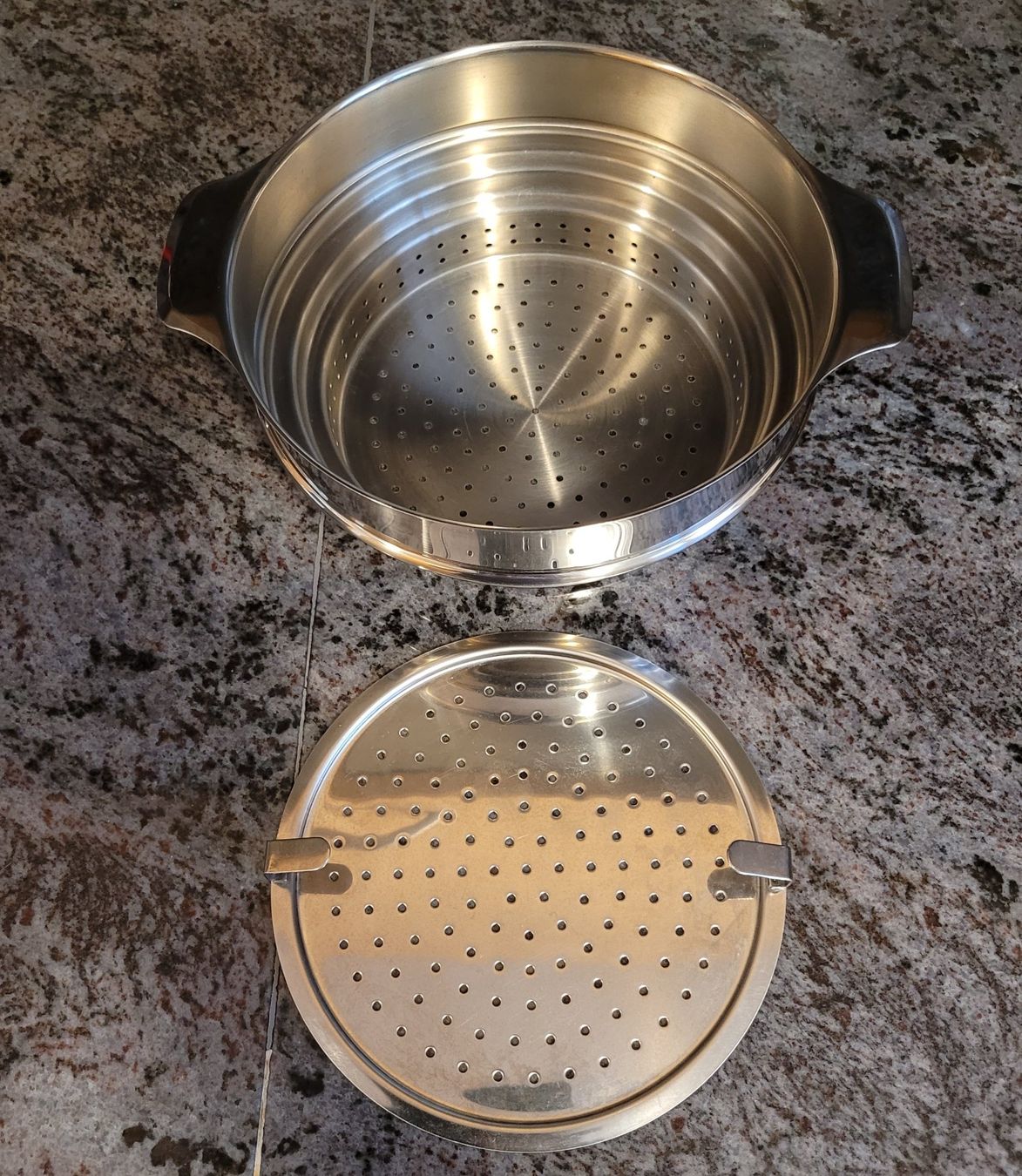 Sigg Casseroles: SIGG Kochtopf Edelstahl mit Sieb, Sieb Einsatz und Deckel – D'occasion à Dörflingen par tucson16 2