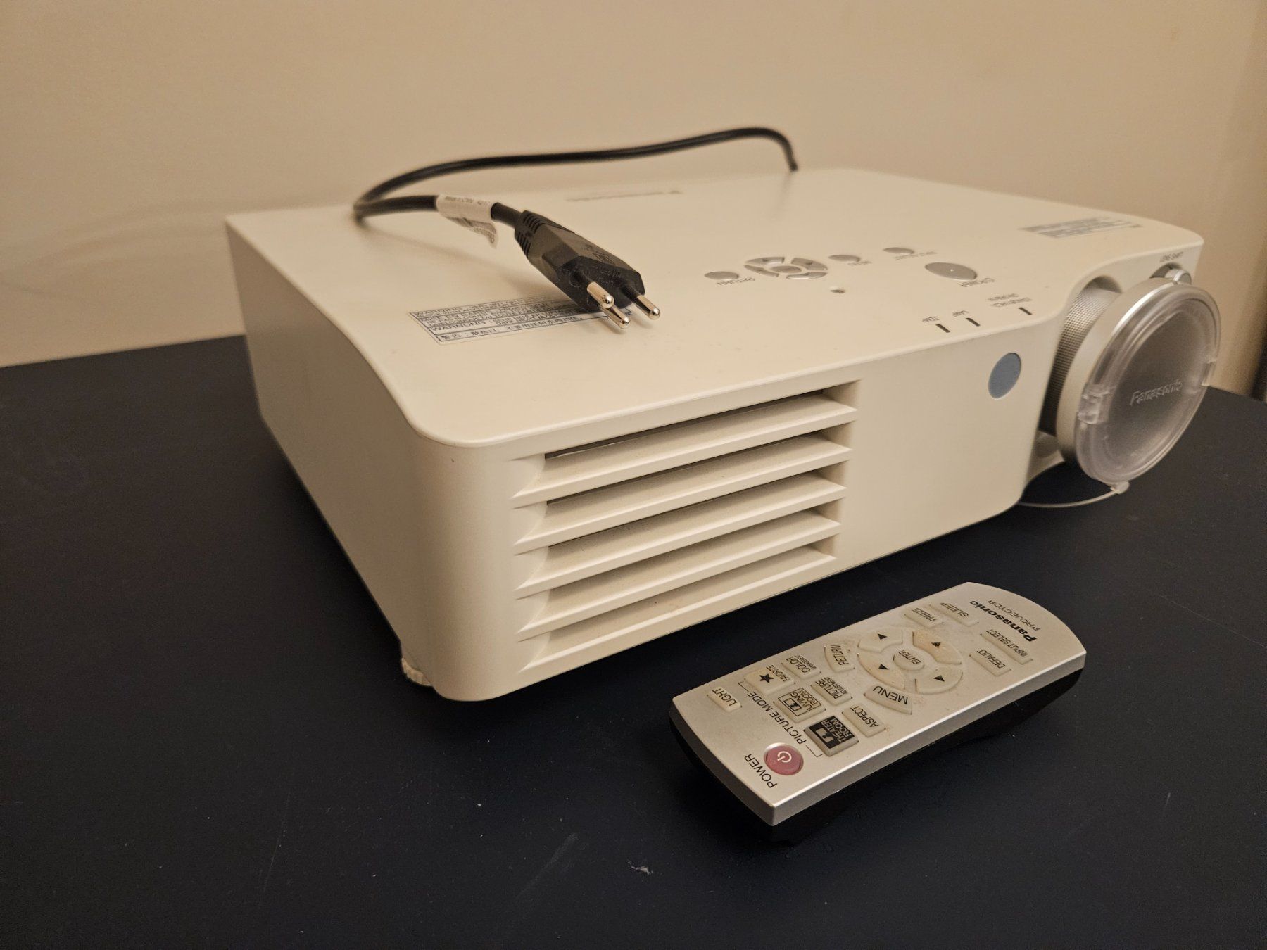 Panasonic Videoprojektoren: Panasonic Beamer PT-AX100E – Gebraucht aus Meilen von Wombat2812