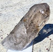 Rauchquarz im Binntalhabitus. Mit kleinen Rutil Kristallen.