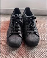 Adidas Superstar Triple Black Gr. 40⅔ – selten getragen