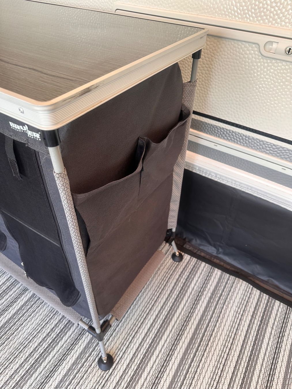 Armadi: Brunner Camping Schrank mit Ablagefläche – Usato da Dintikon venduto da S2k_black_Widow 2