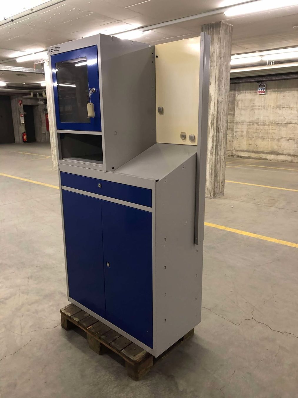 Tutti gli attrezzi: Computer-Arbeitsstation aus Stahlblech – Usato da Winterthur venduto da Joe1001 7
