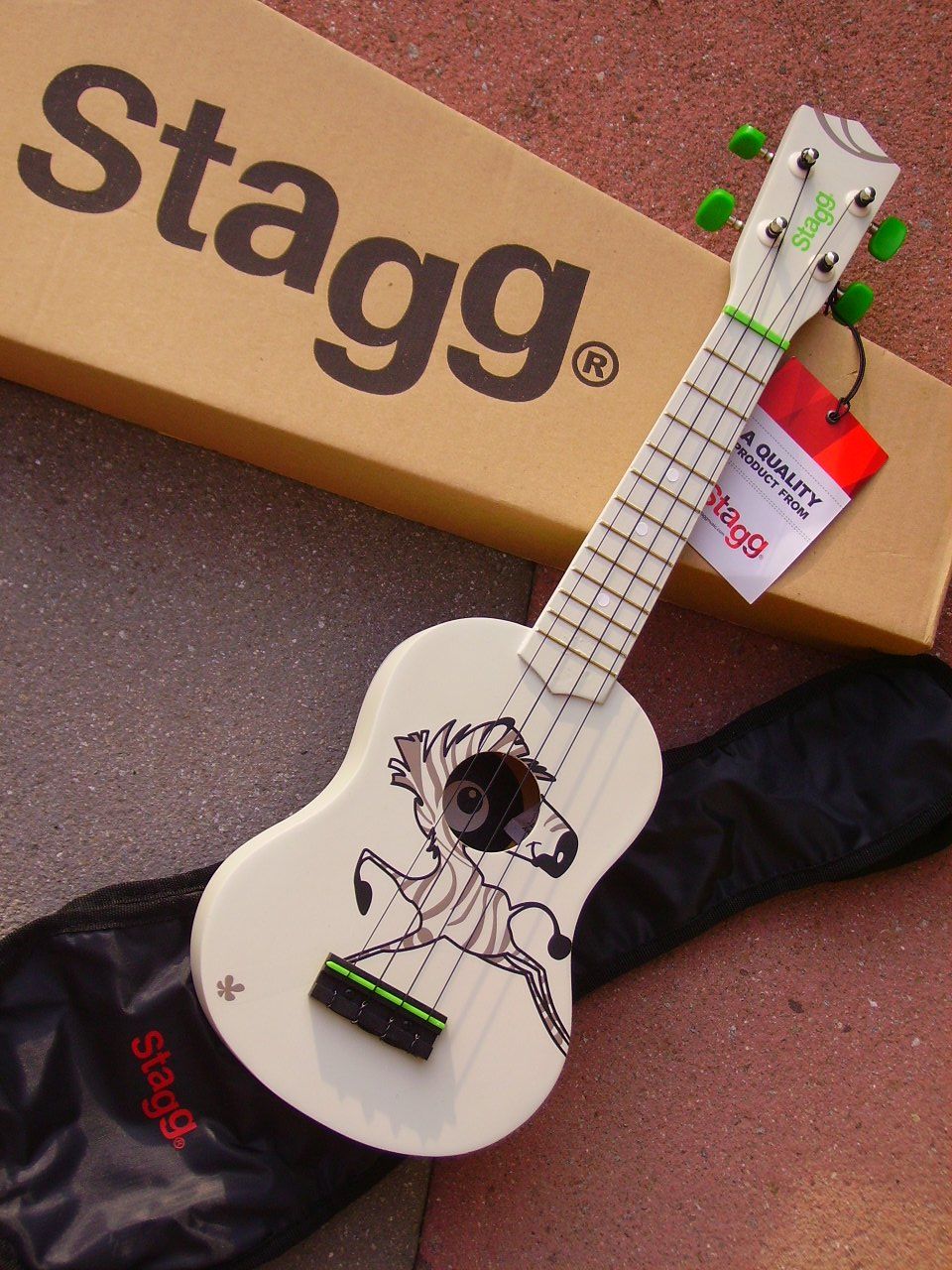 Strumenti musicali: Ukulele STAGG mit Etui (in 2 Varianten) – Nuovo (secondo la descrizione) da Wöschnau venduto da Musikhaus-Luethy5012 1