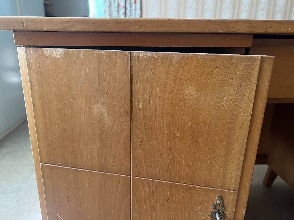 Schreibtische: Petit bureau en bois – Gebraucht aus Epalinges von jpe_2twg 2