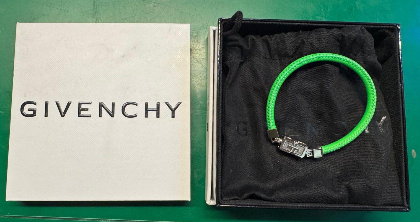Givenchy Armbänder & -reifen: Givenchy g-cube bracelet vert taille M – Neu und originalverpackt aus Trélex von Arnaudyak 1