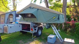 Remorque de camping avec tente de toit et cuisinière