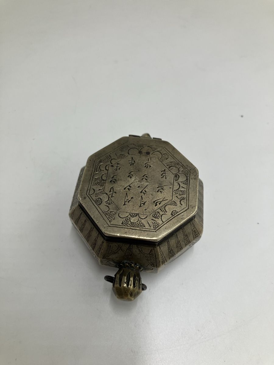 Statuette: Objet ancien chinois  – Usato da fribourg venduto da Retroverso