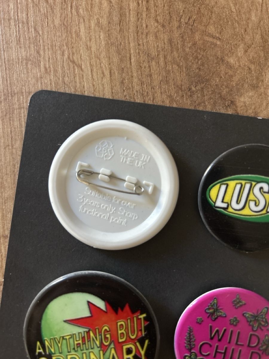 Placchette & Badge: 4 LUSH-Pins – Nuovo e nell'imballaggio originale da Winterthur venduto da turmalina15 1