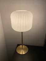 Tischleichte mit goldenem Fuss