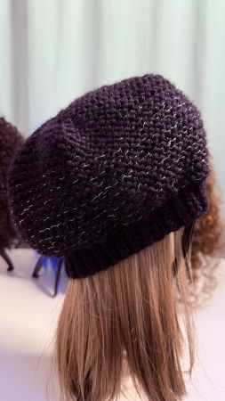 Schwarze Strickmütze mit Glänzenden Details