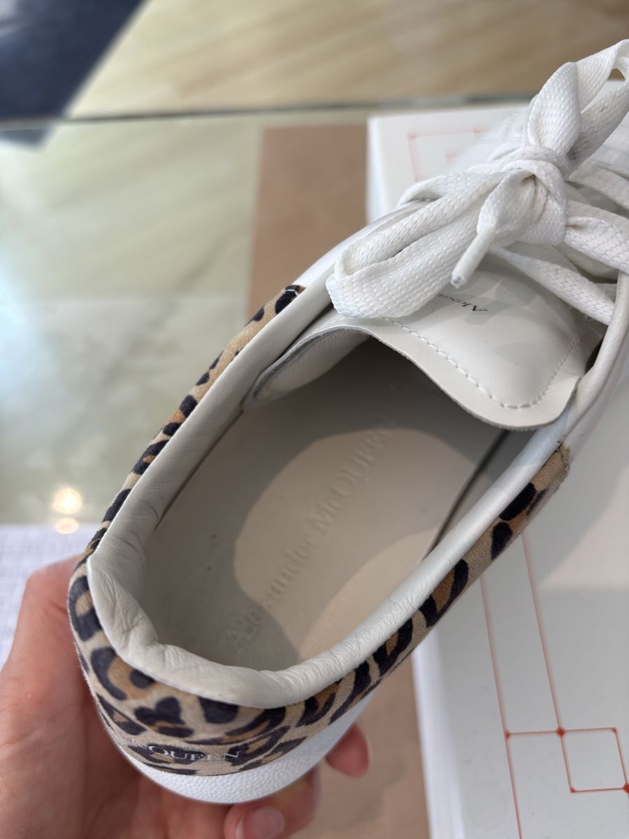 Alexander Mcqueen Damenschuhe: Alexander McQueen Sneaker Weiss Leo Grösse 39.5 – Gebraucht aus Burgdorf von VouSchoen 4