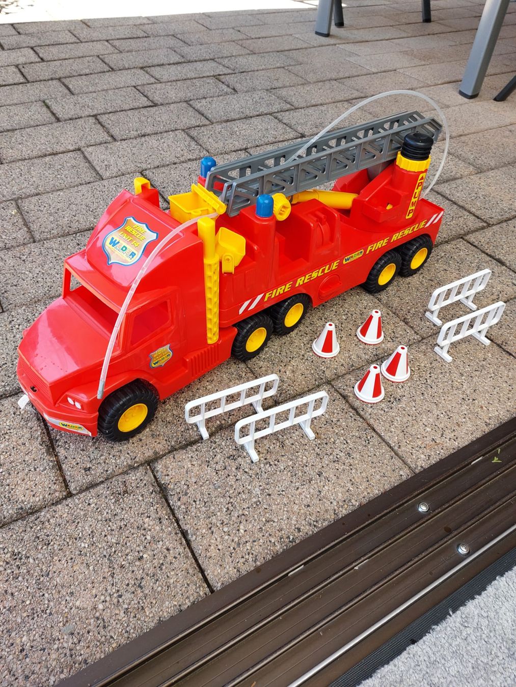 Spielzeuge: Feuerwehr Auto mit Zubehör Länge 77cm – Gebraucht aus Lausen von Chaldrian