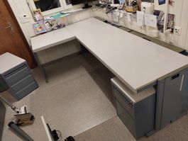 Lista Bürotisch mit Schubladenstöcken