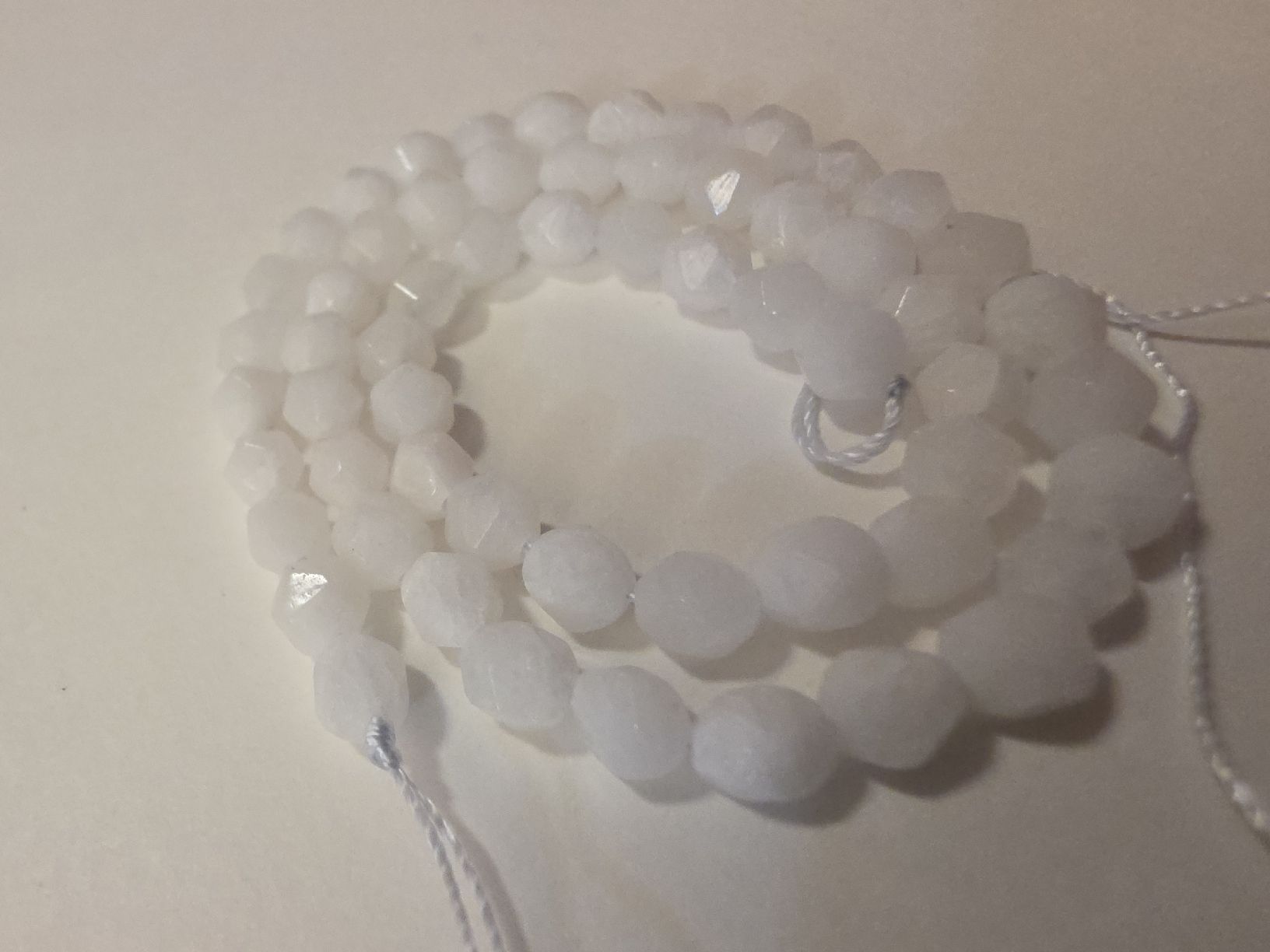 Minerali & Pietre curative: Jaspis weiss facettiert 6mm. Strang – Nuovo e nell'imballaggio originale da Menziken venduto da Mirager 2