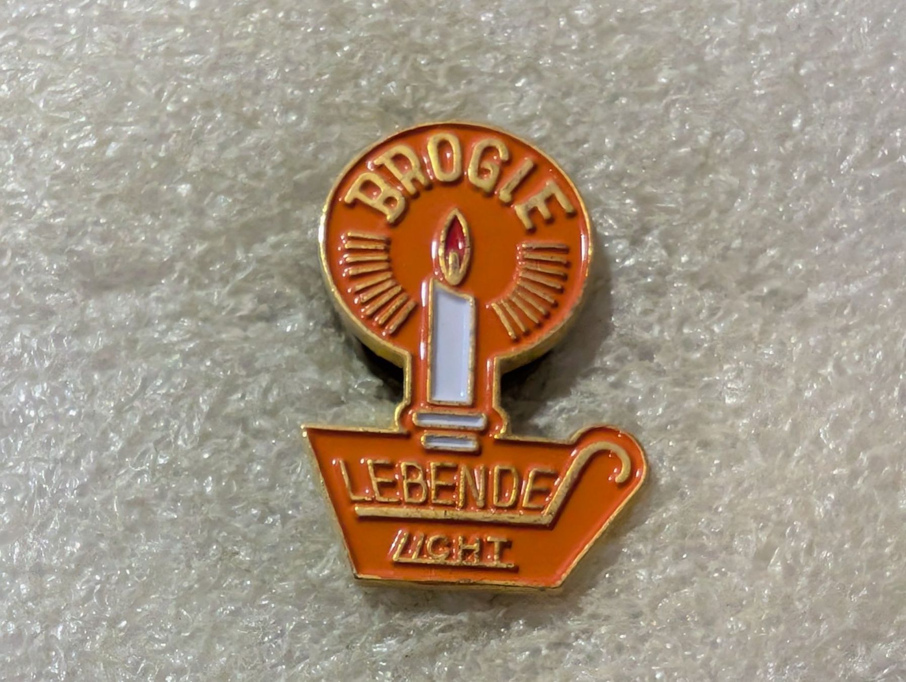Plaketten & Abzeichen: Ansteckpin 106: Lebende – Gebraucht aus Oppligen von Pin-Fall-Shop
