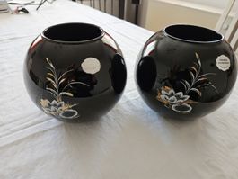 2 elegante schwarze Vasen, handbemalt
