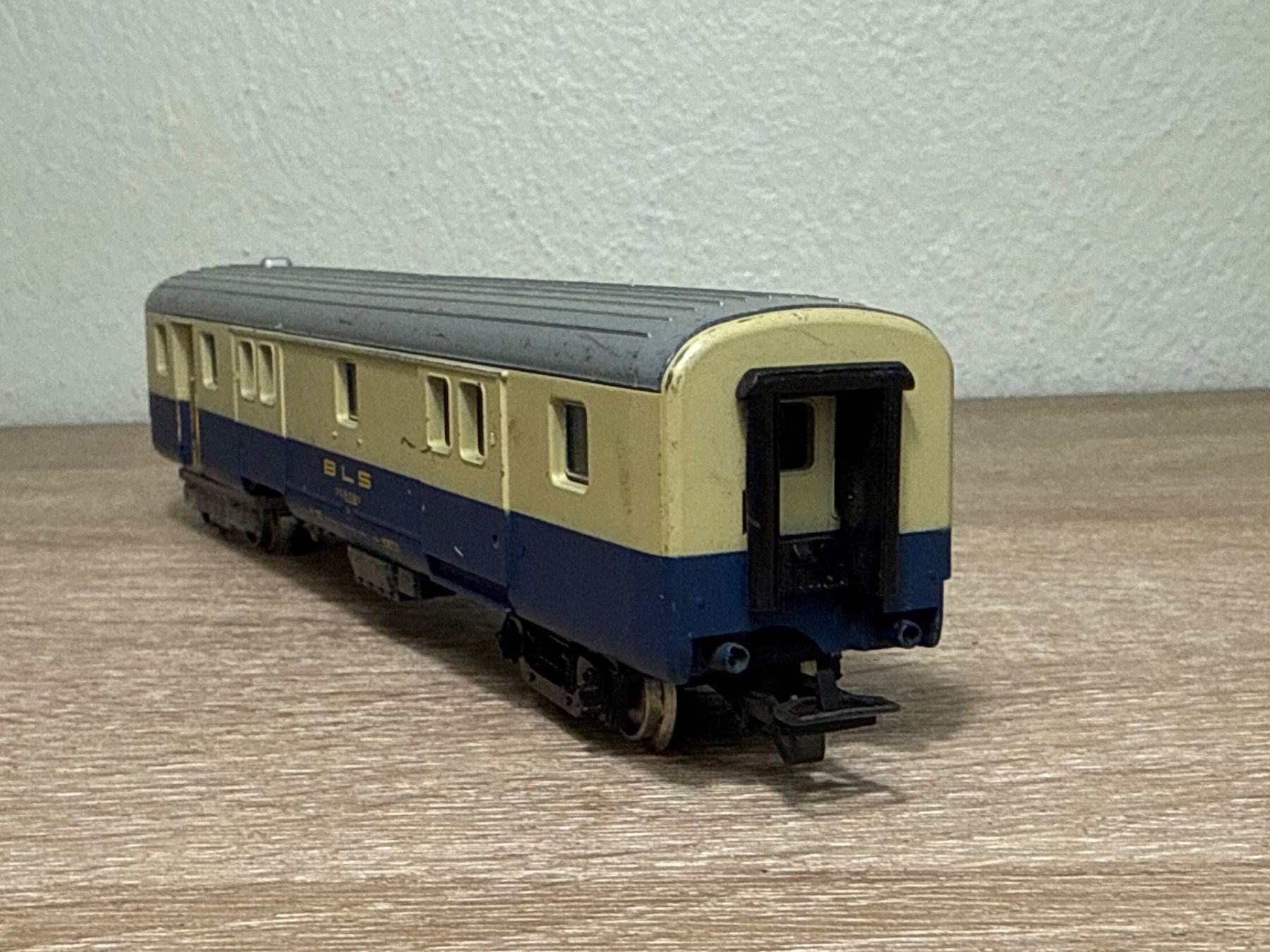 Lima Modellini di ferrovie: Lima Gepäckwagen BLS (225) – Usato da St-Aubin-Sauges venduto da Lo_Go 3