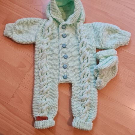 Handgestricktes Baby Overall mit Finken