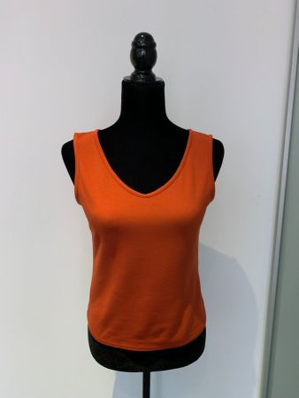 AKRIS punto: Exklusives oranges Top mit V-Ausschnitt, 36