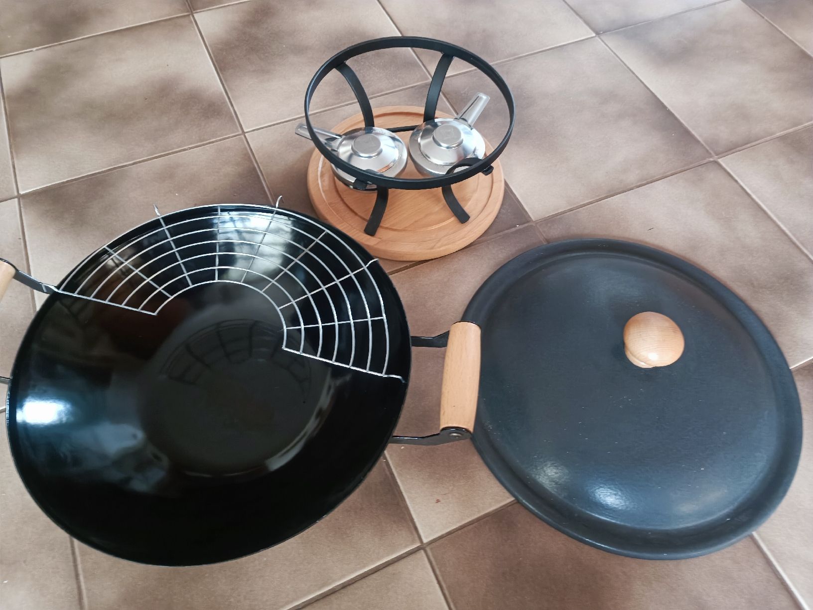 Küchengeräte: WOK mit Rechaud / avec rechaud – Neu (gemäss Beschreibung) aus Estavayer-le-Lac von Scosde 1
